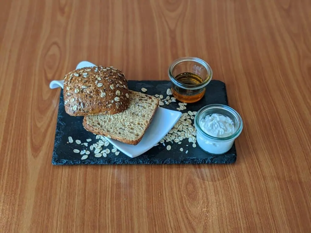 Dinkelbrötchen mit Speisequark, Honig und Haferflocken