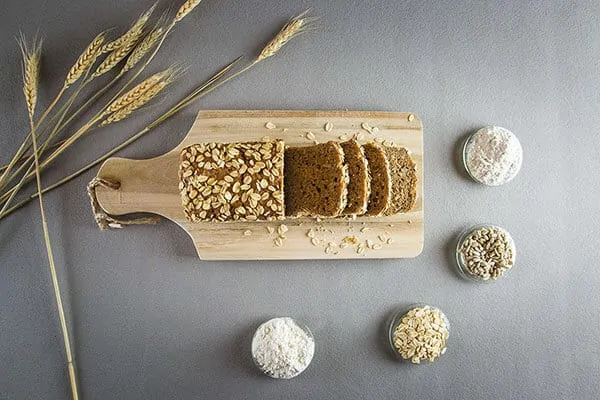 Dinkelbrot mit Zutaten von oben