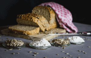 Zutaten vor Sonnenblumkernbrot