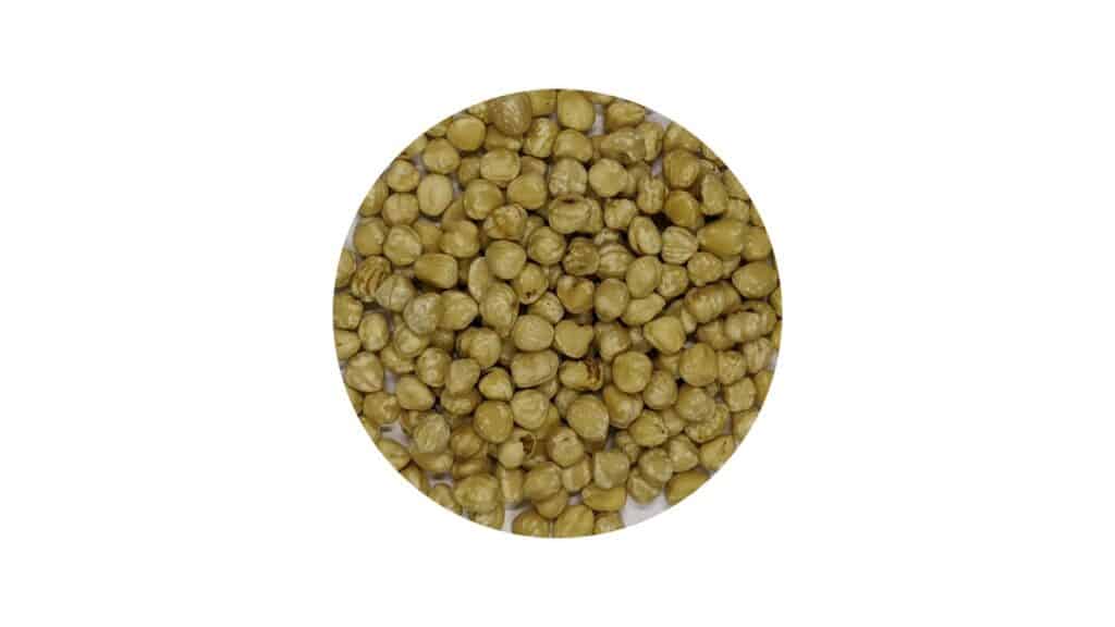 Ganze, geschälte Haselnüsse