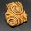 Franzbrötchen auf Steinplatte