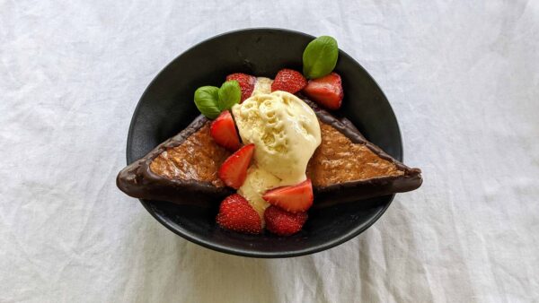 Nussecken mit Vanille-Eis und frischen Erdbeeren