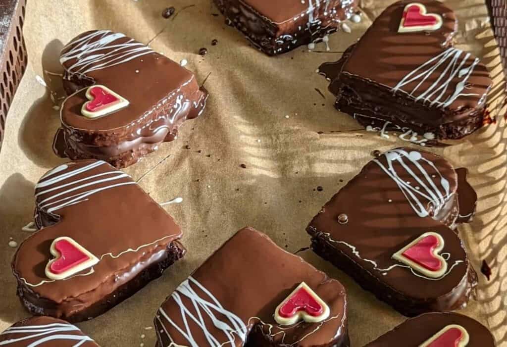 Valentinstag Schoko-Herzen fertig dekoriert