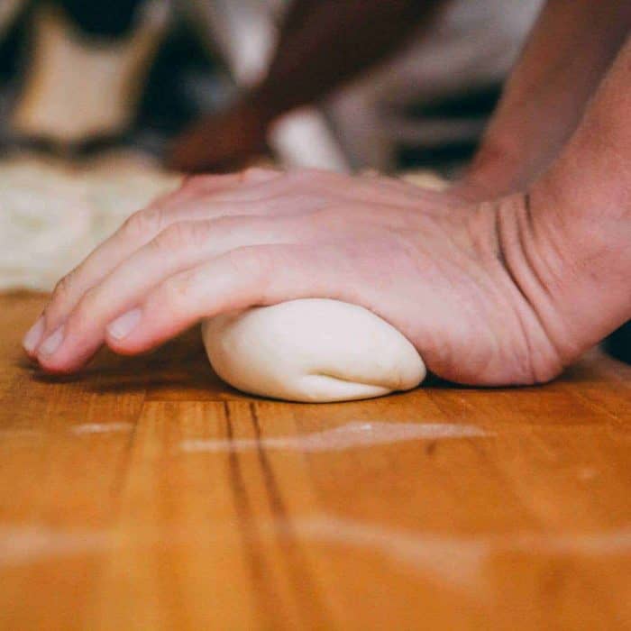 Brötchen wird von Hand in Form gebracht