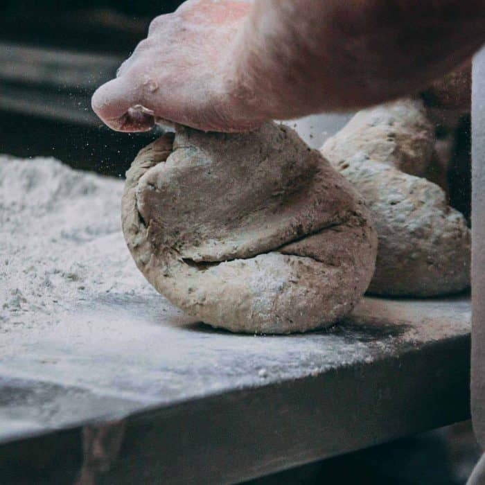 Bäcker knetet Brotteig