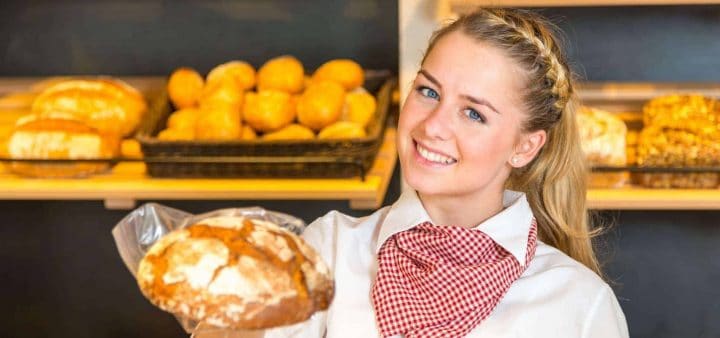 Bäckereifachverkäuferin am Tresen Bäckereifachverkäuferin am Tresen